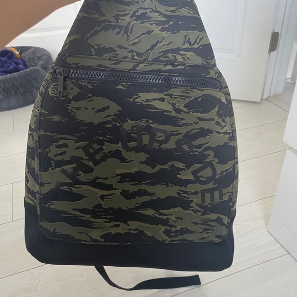 The Upside Backpack - Picture 3 of 9